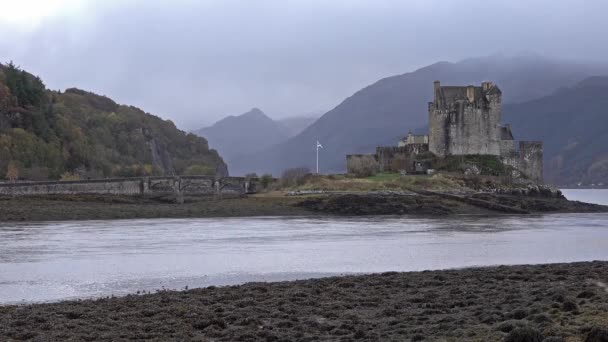 Castillo de Eilean Donan durante un día de otoño - Dornie, Escocia - Reino Unido — Vídeo de stock