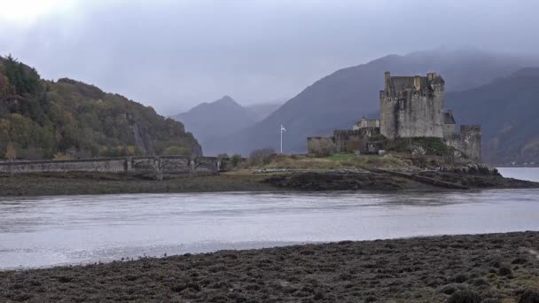 Eilean Donan Castle podczas jesiennego dnia - Dornie, Szkocja - Polska — Wideo stockowe