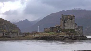 Eilean Donan Kalesi sırasında bir sonbahar günü - Dornie, İskoçya - Amerika Birleşik Devletleri