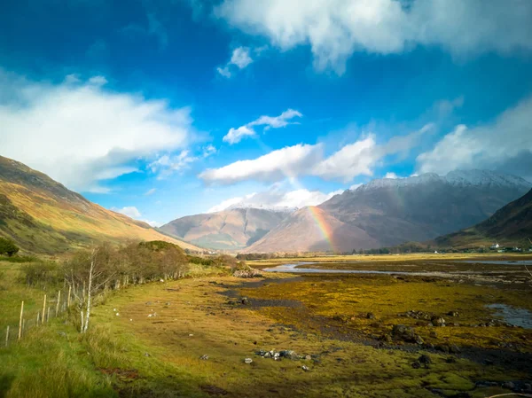 As terras altas escocesas na estrada para as ilhas — Fotografia de Stock