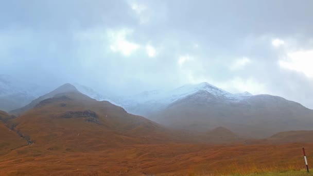 Nieve cae en las tierras altas de Escocia — Vídeo de stock