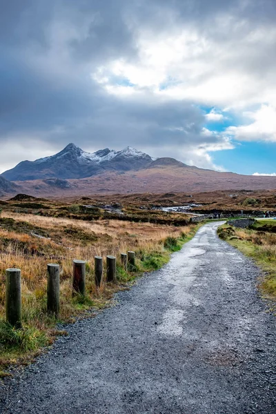 Starej rzeki płytkie przejście ogromny kamienny most w Sligachan, Wyspa Skye, Szkocja — Zdjęcie stockowe