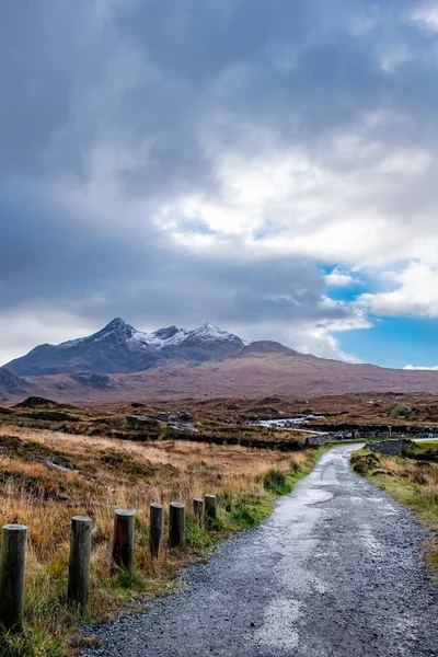 Alte massive Steinbrücke über flachen Fluss in Sligachan, Insel Skye, Schottland — Stockfoto