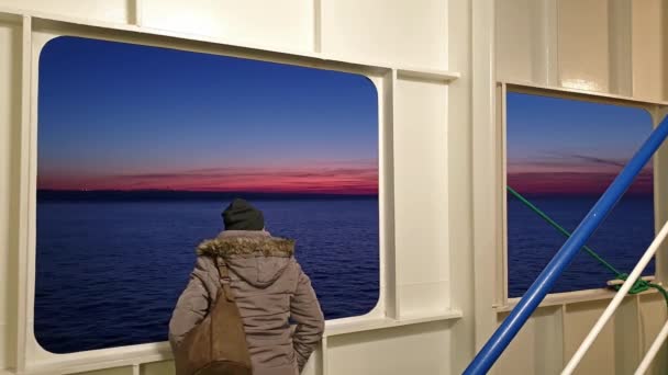 Lady mirando a través del barco mientras el ferry irlandés sale de Cherbourgh en Francia hacia el puerto de Dublín al atardecer - Irlanda — Vídeos de Stock