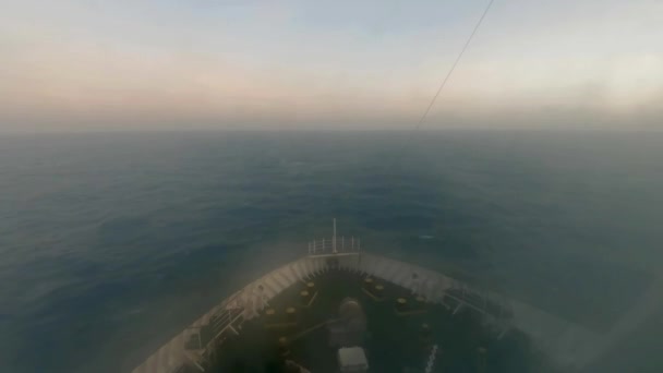 Ferry irlandais traversant le brouillard jusqu'au port de Dublin - Irlande — Video