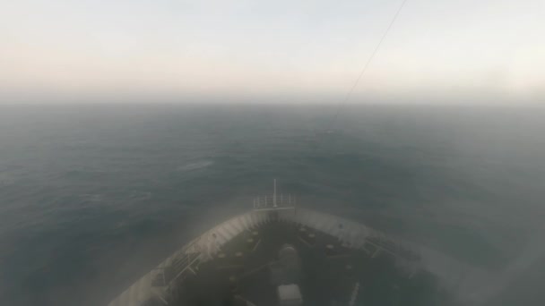 Transbordador irlandés conduciendo a través de la niebla al puerto de Dublín - Irlanda — Vídeos de Stock