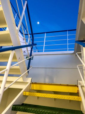 Ay sürüş cruise gemi parlıyor