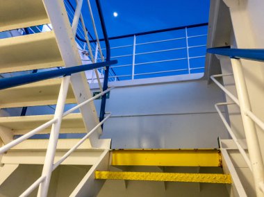 Ay sürüş cruise gemi parlıyor