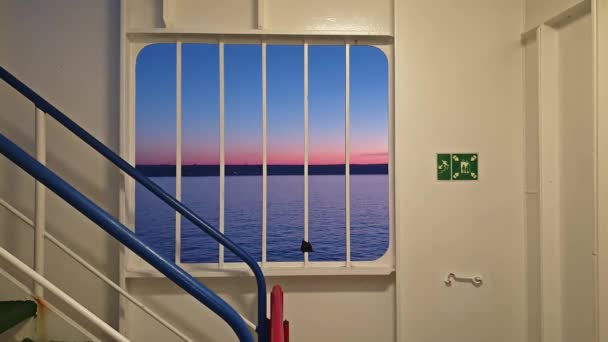 Ірландський ferry, залишивши Cherbourgh Франції Дублін гавань під час заходу сонця - Ірландія — стокове відео