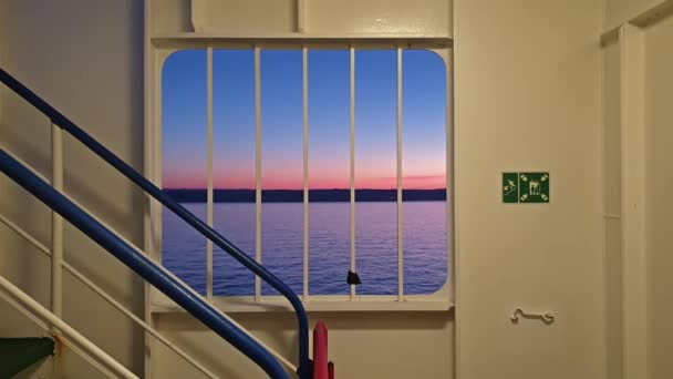 Ierse veerboot verlaten Cherbourgh in Frankrijk naar de haven van Dublin tijdens zonsondergang - Ierland — Stockvideo