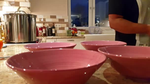 Чаши готовы к куриному супу на кухне. — стоковое видео