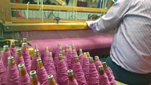 Traditionelle winkenproduktion im donegal - irland — Stockvideo