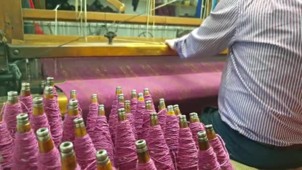 Traditionelle winkenproduktion im donegal - irland — Stockvideo