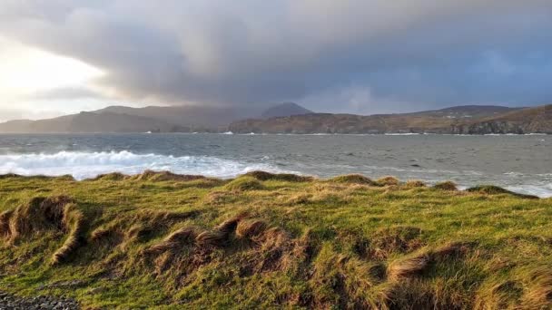 Макросс-Хед - небольшой полуостров примерно в 10 км к западу от Киллибегса, графство Донегал, на северо-западе Ирландии. . — стоковое видео