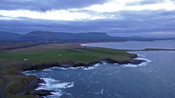 Luftaufnahme von Mullaghmore Head - Signaturpunkt des wilden atlantischen Weges, Grafschaft Sligo, Irland — Stockvideo