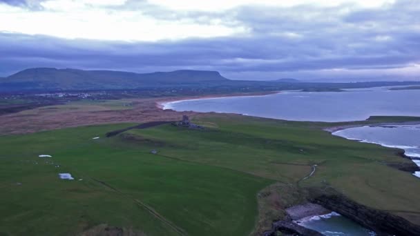 Luchtfoto van Mullaghmore Head - punt van de handtekening van de Wild Atlantic Way, County Sligo, Ierland — Stockvideo