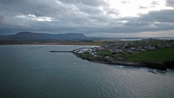 Letecký pohled na Mullaghmore hlavy - podpis bod Wild Atlantic způsobem, hrabství Sligo, Irsko — Stock video