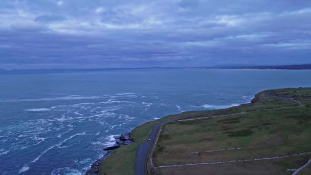 Luchtfoto van Mullaghmore Head - punt van de handtekening van de Wild Atlantic Way, County Sligo, Ierland — Stockvideo