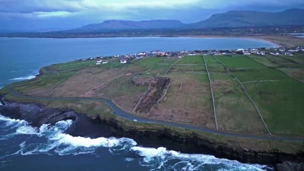 Mullaghmore baş - yaban Atlantik yolu, County Sligo, İrlanda'nın amacı imza havadan görünümü — Stok video