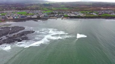 Bundoran ve Donegal Bay - İrlanda sörfçü havadan görünümü