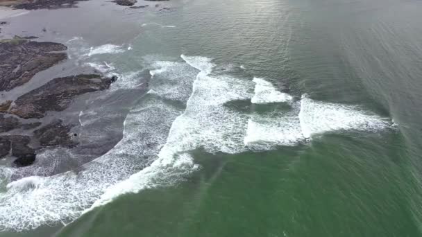 Вид с воздуха на серферов в Бундоране и Донегальском заливе - Ирландия — стоковое видео
