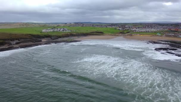 Vista aérea de los surfistas en Bundoran y Donegal Bay - Irlanda — Vídeo de stock