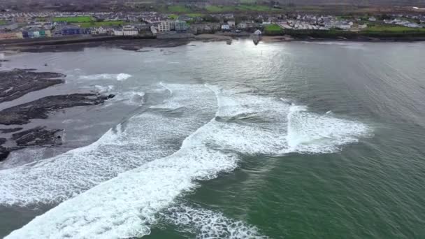 Vista aérea de los surfistas en Bundoran y Donegal Bay - Irlanda — Vídeos de Stock