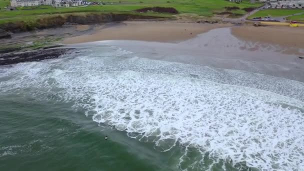 Vista aérea dos surfistas em Bundoran e Donegal Bay - Irlanda — Vídeo de Stock