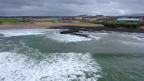 Vista aérea de Bundoran y Donegal Bay - Irlanda — Vídeos de Stock