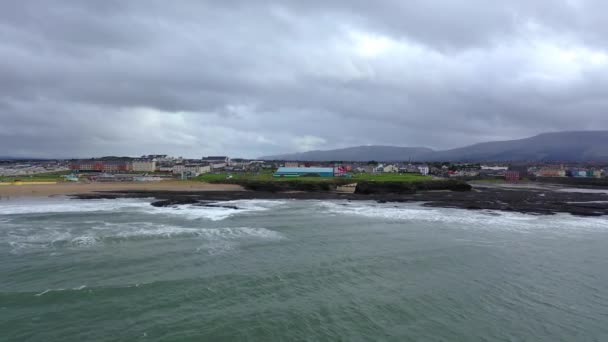 Vista aérea de Bundoran y Donegal Bay - Irlanda — Vídeos de Stock