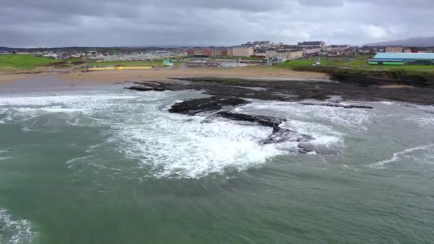 Luchtfoto van Bundoran en Donegal Bay - Ierland — Stockvideo