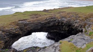Peri köprüler, etkileyici taş kemerler Tullan Strand - County Donegal, Ireland