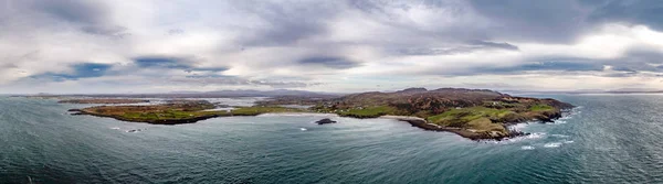 Vista aérea da costa do Atlântico Selvagem por Maghery, Dungloe - County Donegal - Irlanda — Fotografia de Stock