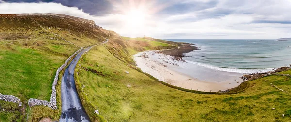 Vista aérea de la costa atlántica costera por Maghery, Dungloe - Condado de Donegal - Irlanda — Foto de Stock