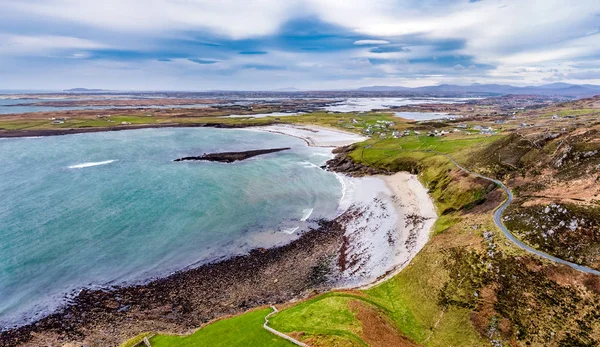 Vista aérea de la costa atlántica costera por Maghery, Dungloe - Condado de Donegal - Irlanda — Foto de Stock
