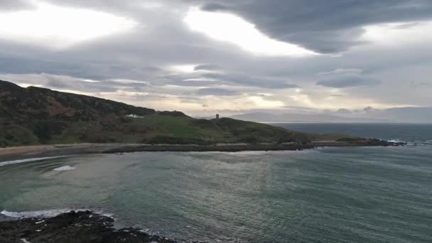 Volando sobre la costa de la Vía Costera Atlántica por Maghery, Dungloe - Condado de Donegal - Irlanda — Vídeo de stock