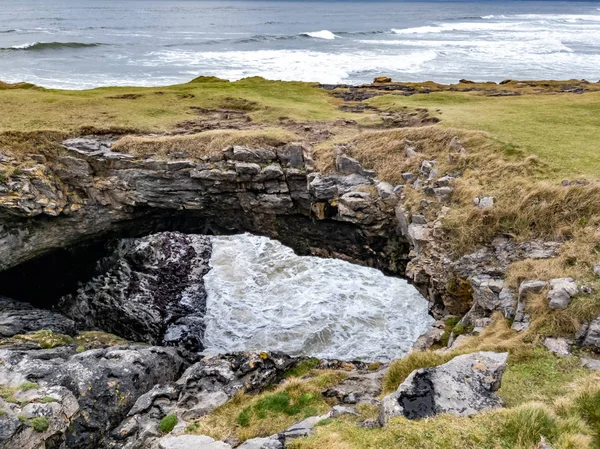 Fairy broar, imponerande sten valv nära Tullan Strand - County Donegal, Irland — Stockfoto