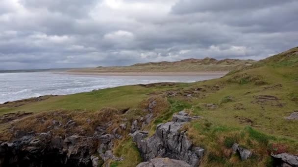 Fairy broar, imponerande sten valv nära Tullan Strand - County Donegal, Irland — Stockvideo