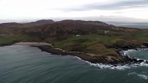 Пролетая над побережьем Дикого Атлантического Пути на Maghery, Ddeloe - County Donegal - Ireland — стоковое видео