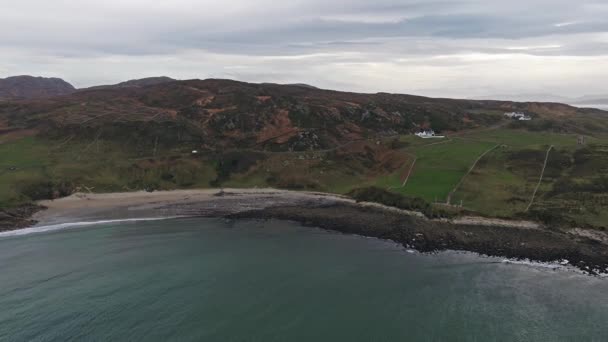 Пролетая над побережьем Дикого Атлантического Пути на Maghery, Ddeloe - County Donegal - Ireland — стоковое видео