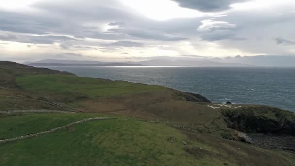 Volando sobre la costa de la ruta costera del Atlántico por Maghery con el signo Eire 74, Dungloe - Condado de Donegal - Irlanda — Vídeos de Stock