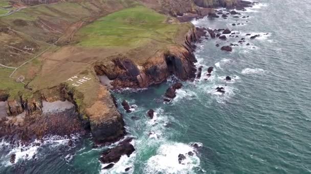 Летячий панорамою узбережжя диких Північноатлантичного шлях Maghery з на Ейр 74 знак, Dungloe - графства Донегал - Ірландія — стокове відео