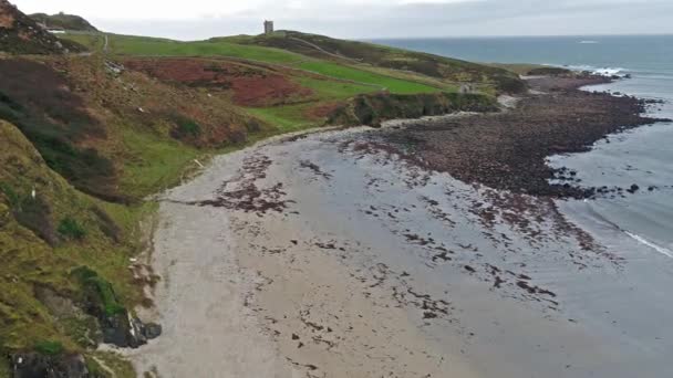 Пролетая над побережьем Дикого Атлантического Пути на Maghery, Ddeloe - County Donegal - Ireland — стоковое видео