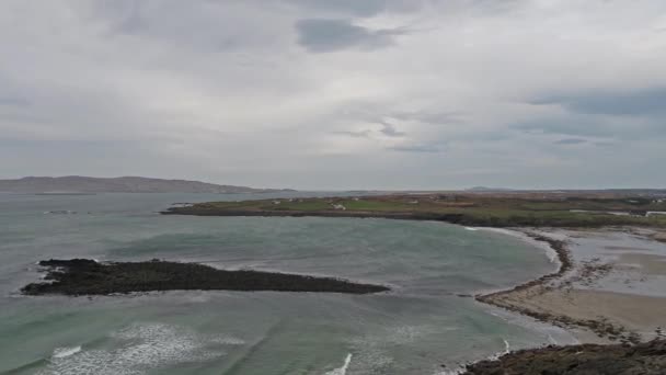 Volando sobre la costa de la Vía Costera Atlántica por Maghery, Dungloe - Condado de Donegal - Irlanda — Vídeo de stock