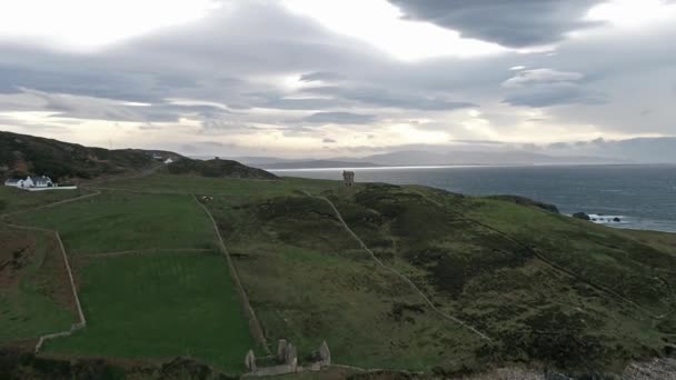 Volando sobre la costa de la Vía Costera Atlántica por Maghery, Dungloe - Condado de Donegal - Irlanda — Vídeo de stock