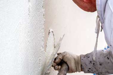 Sıvama ve Çimento beton duvarla yumuşatma inşaat işçisi