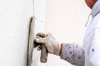 Sıvama ve Çimento beton duvarla yumuşatma inşaat işçisi