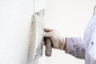 Sıvama ve Çimento beton duvarla yumuşatma inşaat işçisi