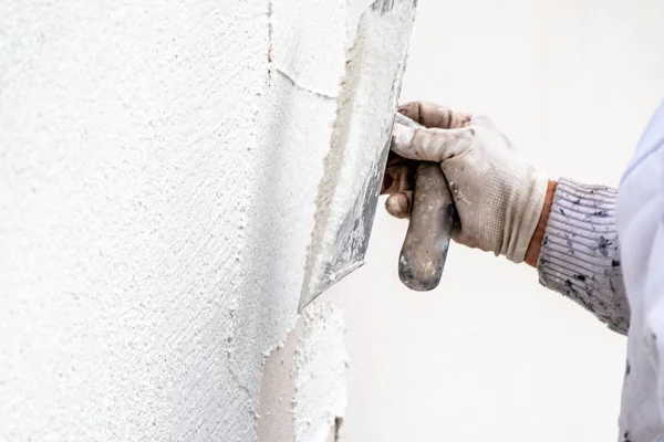 Bouwvakker stukadoors en vloeiend maken van betonnen wand met cement — Stockfoto