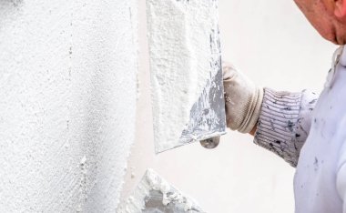 Sıvama ve Çimento beton duvarla yumuşatma inşaat işçisi